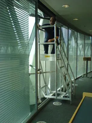 Mobile_step_with_lever_handbrake