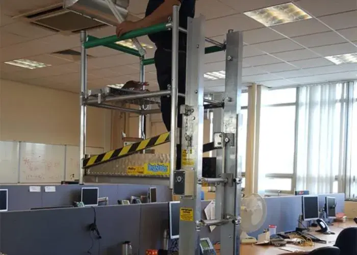 A man using a desksurfer in an office to help working at height